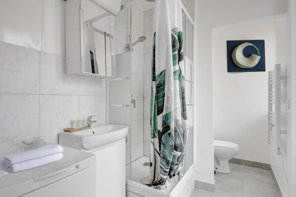 Shower, hair dryer, towels - 163 Mimoza Suite - Superb Apartment in Montreuil (Paris)