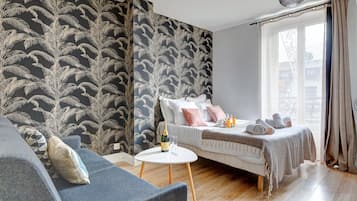 1 多间卧室、上网接入、床单