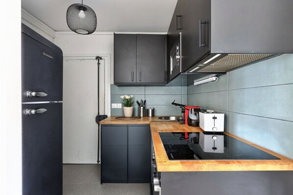 Geladeira, micro-ondas, fogão, cafeteira/chaleira