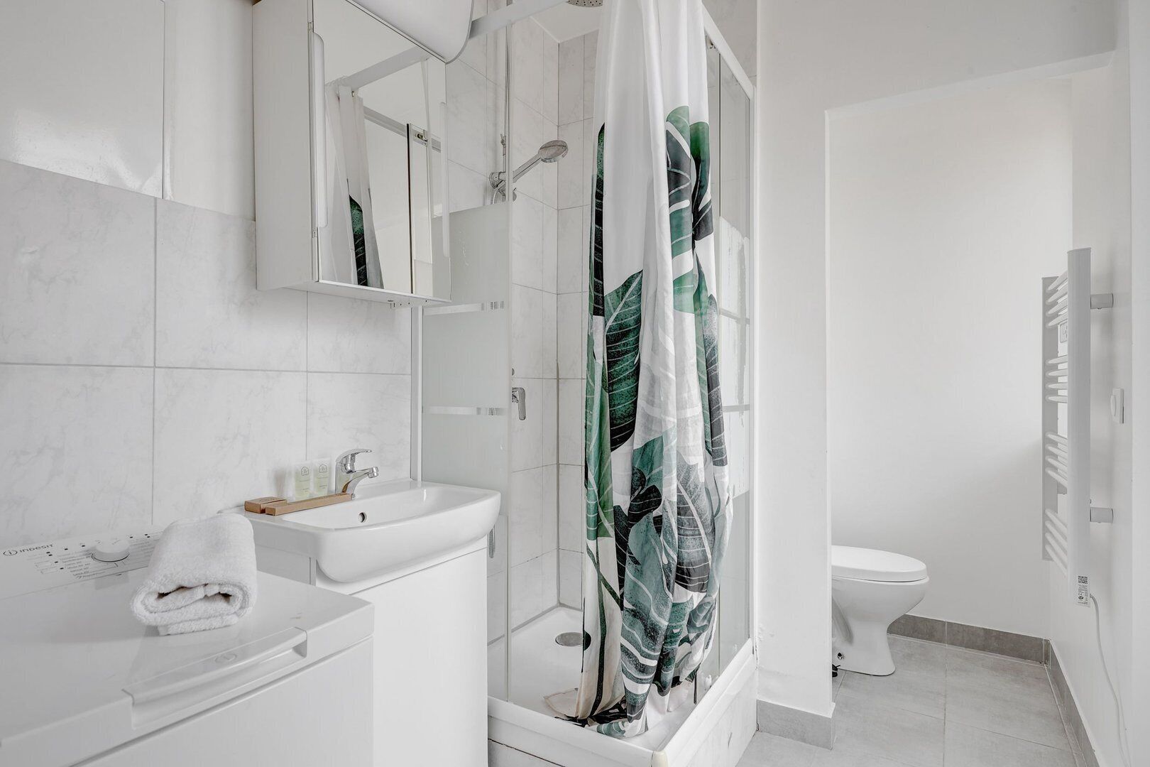 Een douche, een haardroger, handdoeken