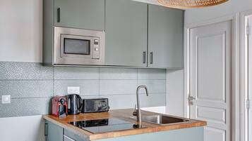 Réfrigérateur, micro-ondes, plaque de cuisson, cafetiÚre/bouilloire