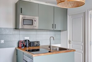 Kjøleskap, mikrobølgeovn, kokeplater og kaffetrakter/tekoker