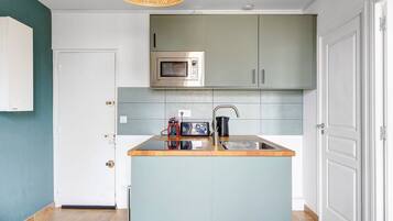 Réfrigérateur, micro-ondes, plaque de cuisson, lave-vaisselle