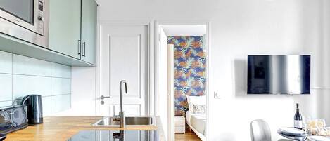 Réfrigérateur, micro-ondes, plaque de cuisson, cafetiÚre/bouilloire