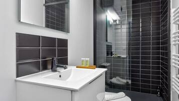 Douche, sĂšche-cheveux, serviettes fournies