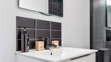 Een douche, een haardroger, handdoeken