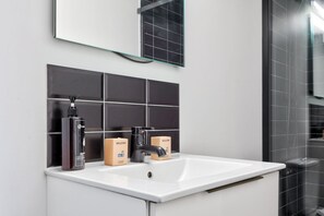 Dusj, hårføner og håndklær