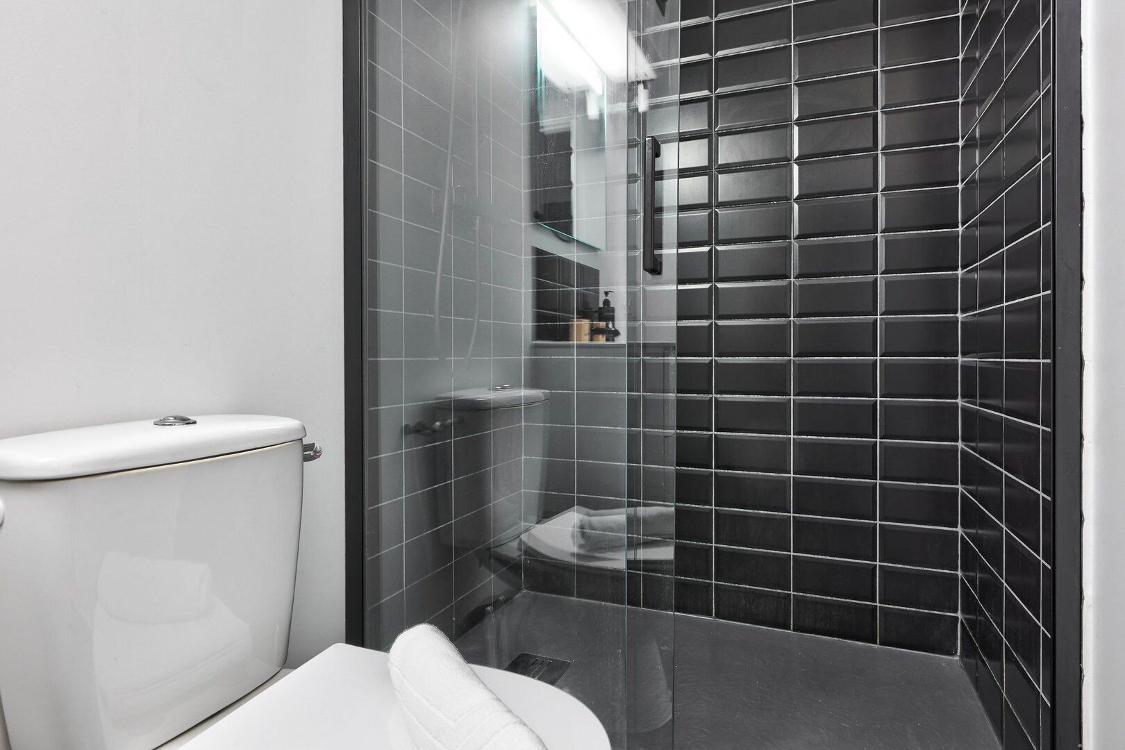 Dusj, hårføner og håndklær