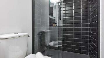 Dusj, hårføner og håndklær