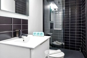 Douche, sèche-cheveux, serviettes fournies