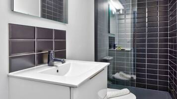 Dusj, hårføner og håndklær