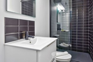 Douche, séchoir à cheveux, serviettes fournies