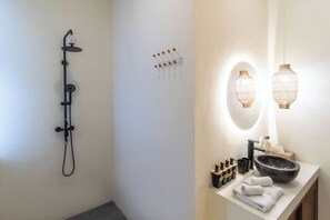 Villa – comfort, privat basseng | Bad | Dusj, toalettartikler (inkludert), hårføner og badekåper