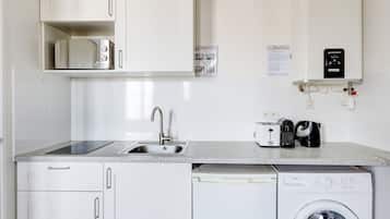 Refrigerador, microondas, lavavajillas y cafetera y tetera