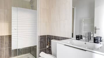 Regadera, secadora de cabello, toallas, jabón