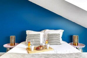 2 bedrooms, iron/ironing board, internet, bed sheets