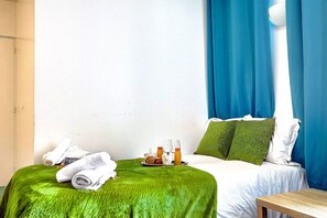 2 bedrooms, iron/ironing board, internet, bed sheets