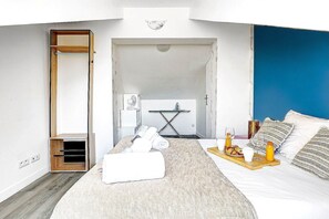 2 bedrooms, iron/ironing board, internet, bed sheets