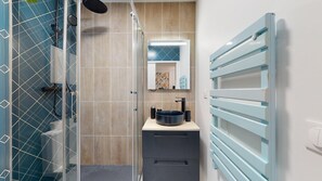 Shower, hair dryer, towels