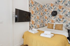 1 slaapkamer, een bureau, een strijkplank/strijkijzer, wifi