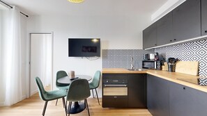 Frigorifero, microonde, forno, piano cottura