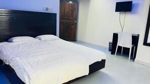 Habitación doble Deluxe, balcón, vista a la ciudad | Escritorio, espacio para trabajar con laptop y insonorización 