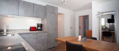 Réfrigérateur, four, plaque de cuisson, lave-vaisselle