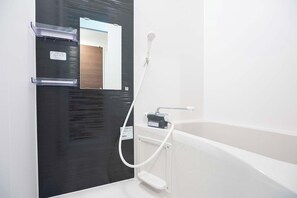 Separate bathtub and shower, hair dryer, towels, shampoo - Art Shin-Osaka West (Osaka)