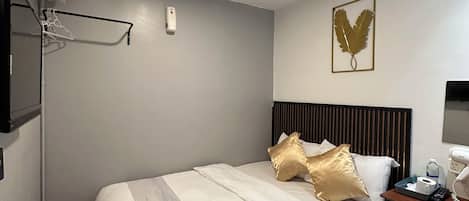 1 bedroom, minibar, desk, laptop workspace