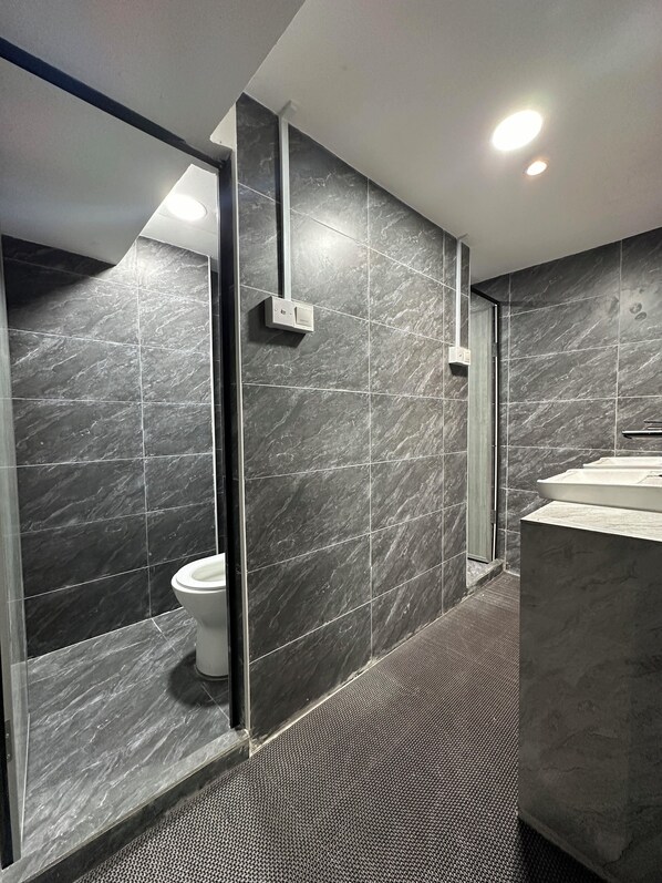 Shower, rainfall showerhead, free toiletries, hair dryer