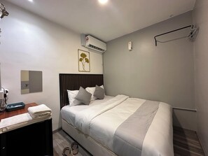 Egyptian cotton sheets, premium bedding, minibar, desk - SS Grey House (Kuala Lumpur)