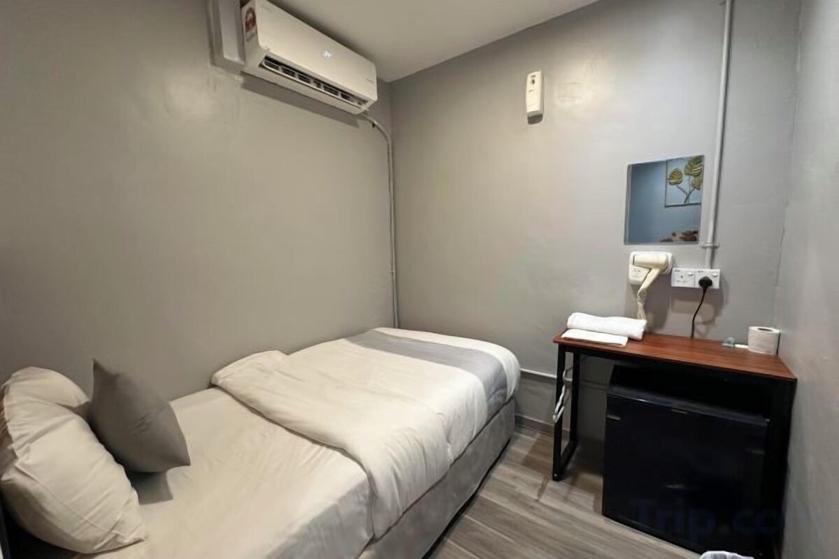 Egyptian cotton sheets, premium bedding, minibar, desk
