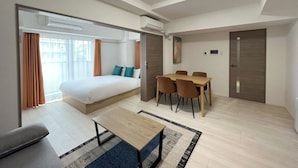 A modern hotel room with a bed, a desk, and a dining table. - Prere Duque Omorimachi II (Tokyo)