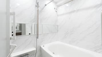 Comfort Apartment, Non Smoking (502) | Bathroom | Combined shower/tub, hair dryer, towels, shampoo