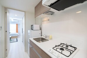 Kühlschrank, Mikrowelle, Herdplatte, Wasserkocher