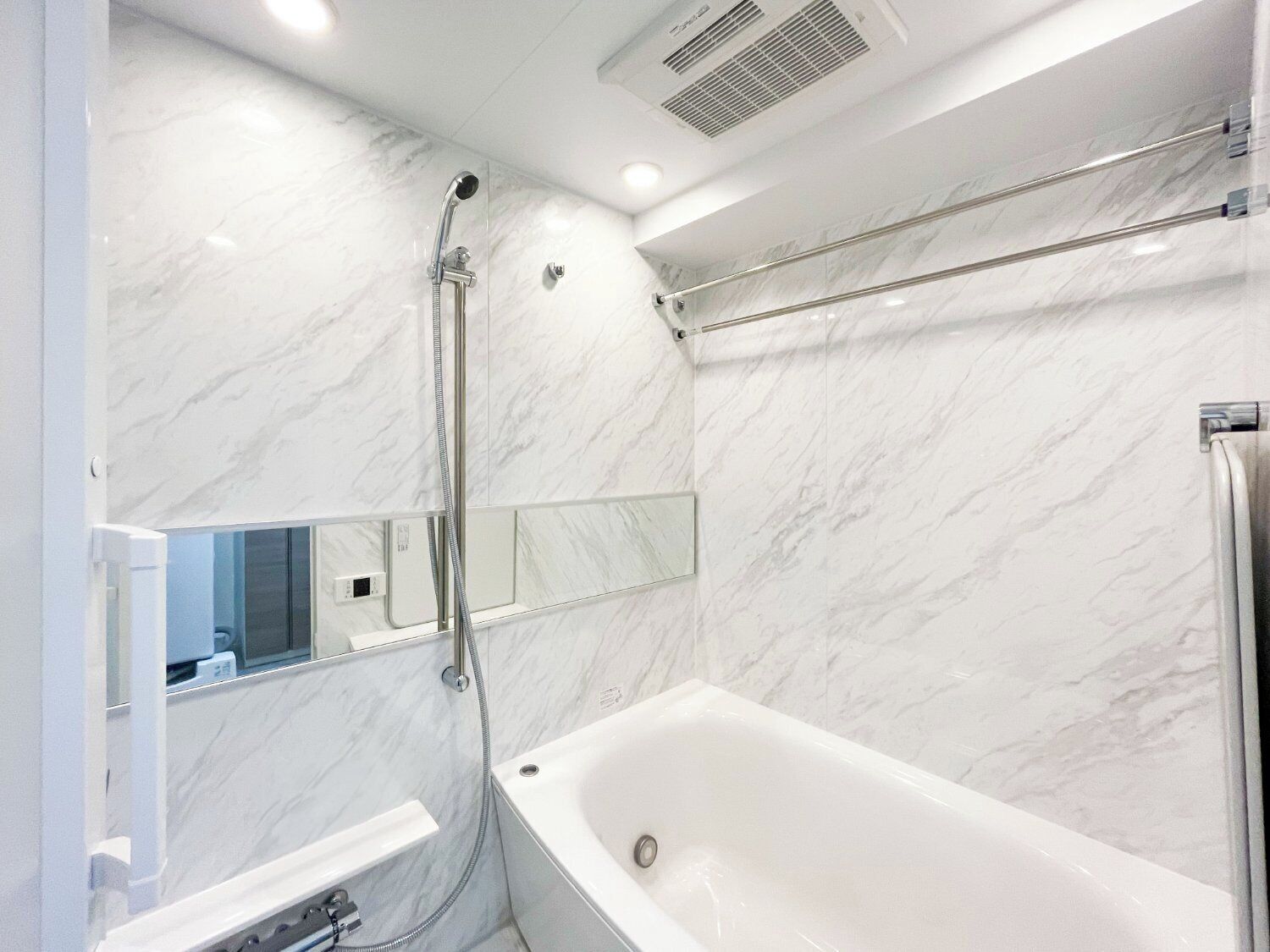 Combined shower/tub, hair dryer, towels, shampoo