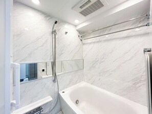 Duschwanne, Haartrockner, Handtücher, Shampoo