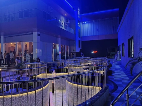 Outdoor dining. Hotel Ramayana
