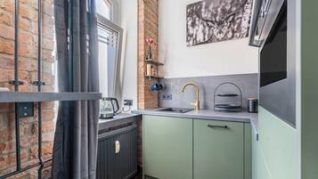 Frigorifero, microonde, forno, piano cottura