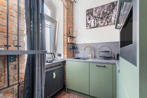 Een koelkast, een magnetron, een oven, een kookplaat