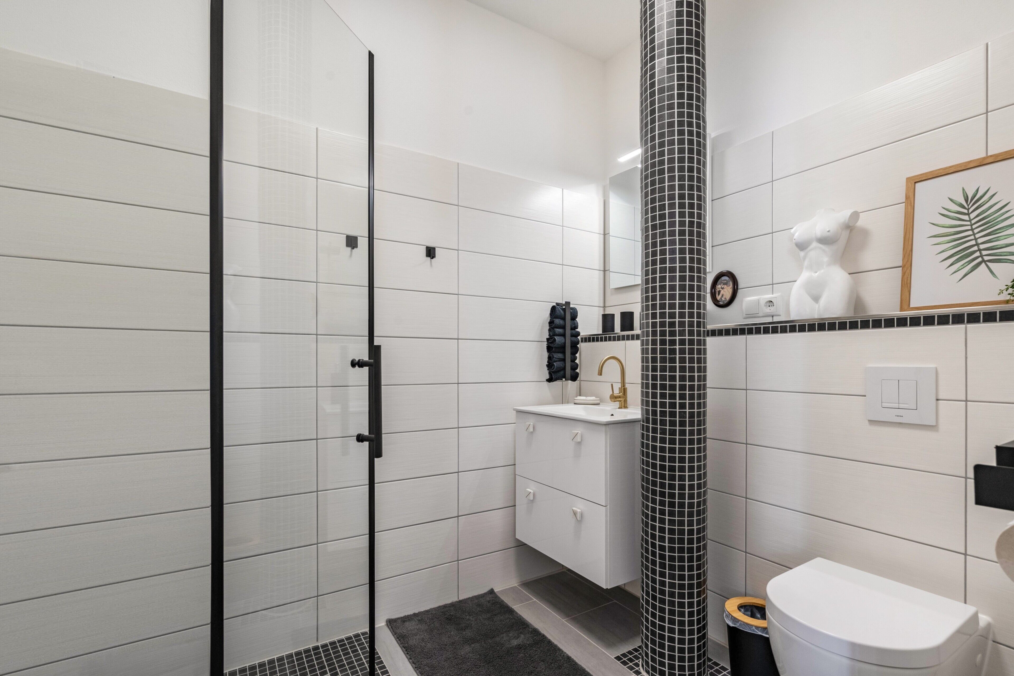 Een douche, een haardroger, handdoeken