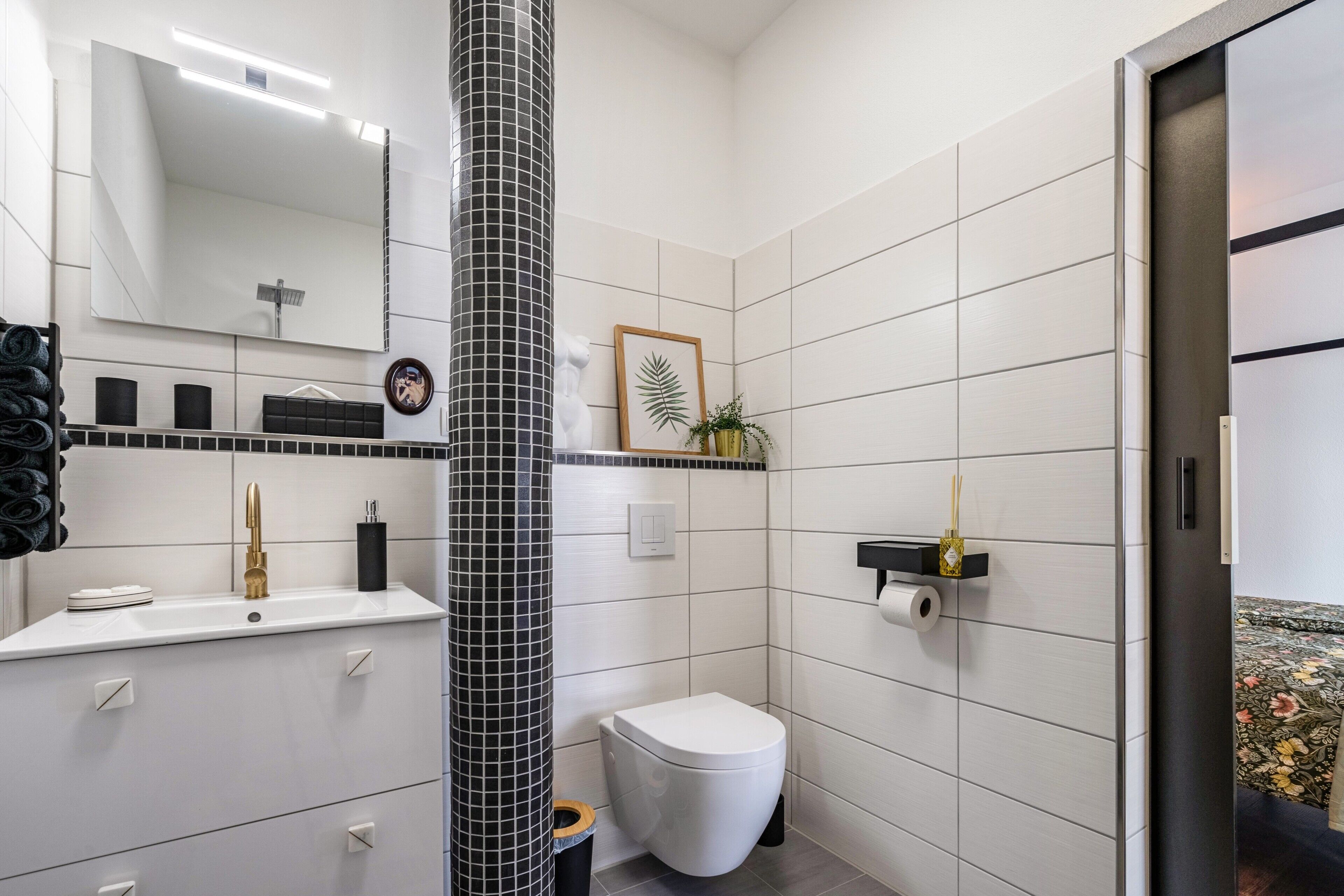 Een douche, een haardroger, handdoeken