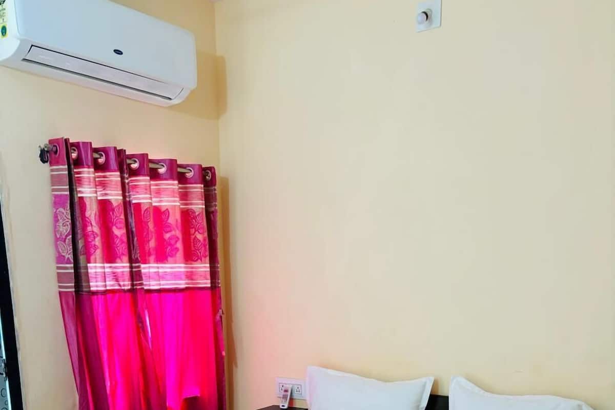 Deluxe Double Room, City View | Hypo-allergenic bedding, desk, rollaway beds, bed sheets