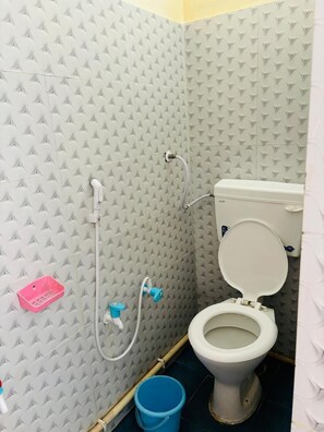 Shower, free toiletries, towels, soap - Devbhumi Bhavan (Dwarka)