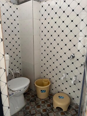 Ducha, artículos de tocador gratuitos, toallas, jabón