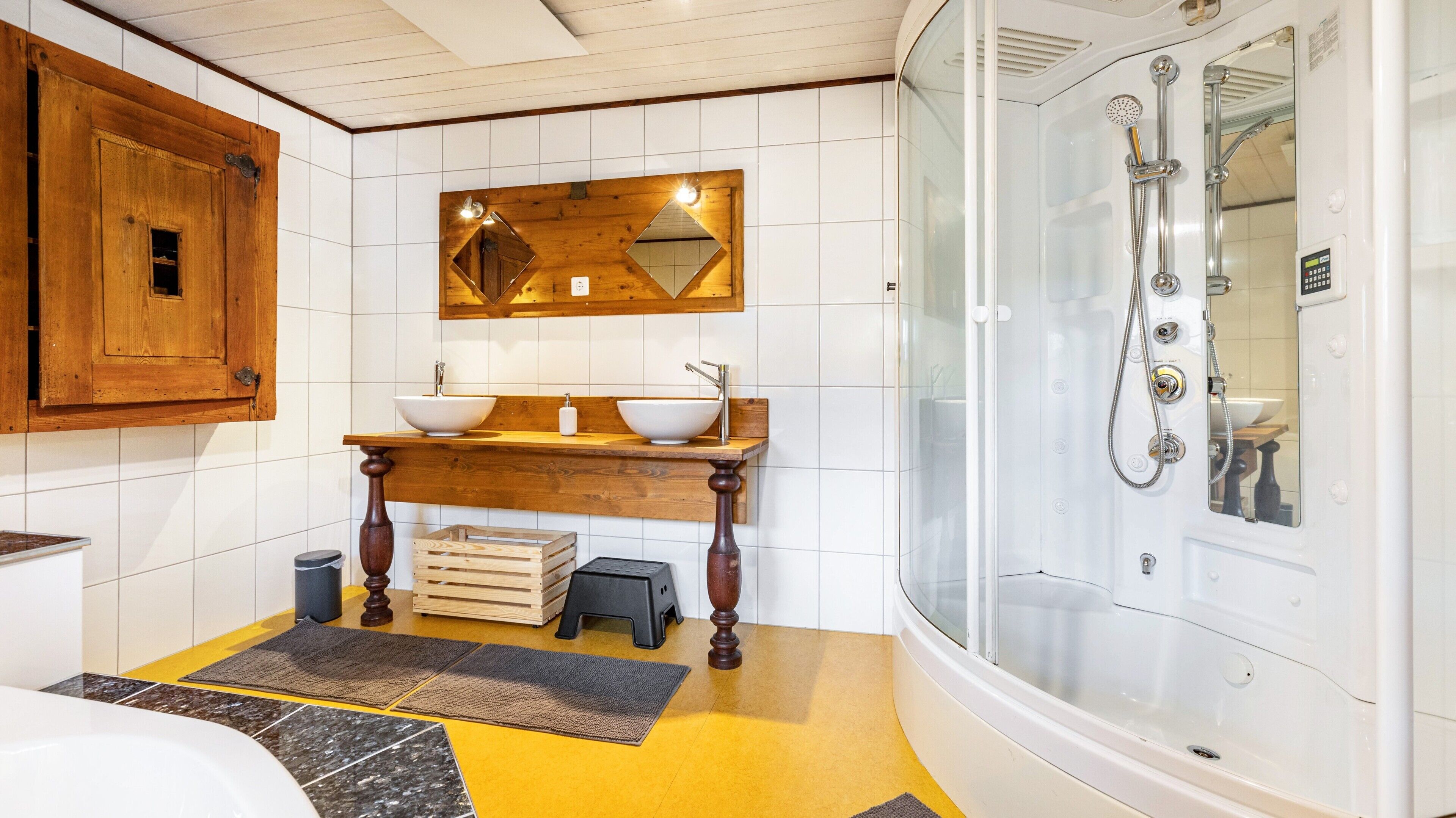 Dusche, kostenlose Toilettenartikel, Haartrockner, Handtücher