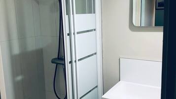 Sèche-cheveux, serviettes fournies, papier toilette