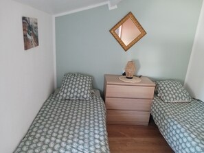 2 bedrooms, iron/ironing board, free WiFi, bed sheets