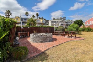 Outdoor dining - Modern Lakeside 3 Story Apartment situated on the Knysna Lagoon  (Knysna)
