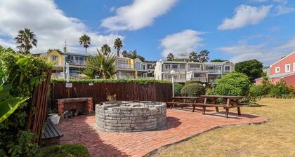 Modern Lakeside 3 Story Apartment situated on the Knysna Lagoon